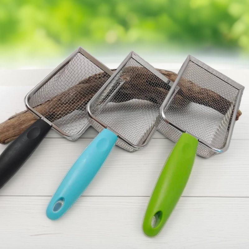 三款不同顏色手柄的不鏽鋼細網鏟，適用鳥籠底盆與貓砂清理